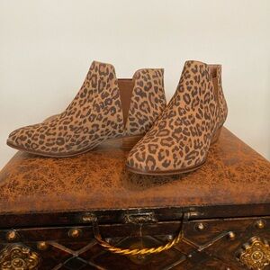 Slip on leopard print shoes